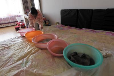 井研楼上漏水，住户失联，小区没物管，业主维权难！律师来支招……